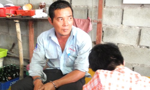 Bộ Công an vây bắt nhóm rút ruột xe bồn xăng dầu ở Sài Gòn Một tài xế bị công an lấy lời khai. Ảnh: Ngọc Hậu