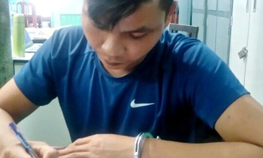 Bắt đối tượng “mổ” heo đất ngay giao lộ lấy hàng trăm triệu đồng Sau khi lấy trộm 5 con heo đất cùng nhiều tài sản, tên Phương đã ra giữa giao lộ mổ heo để gom tiền rồi mới bỏ trốn