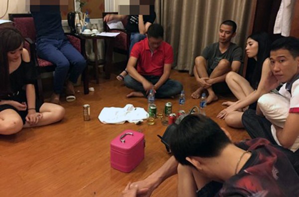 Hà Nội: Hàng chục nam thanh nữ tú “bay lắc” trong khách sạn Hiện trường bắt quả tang các đối tượng đang sử dụng ma túy tại khách sạn A25. Ảnh: CQĐT cung cấp