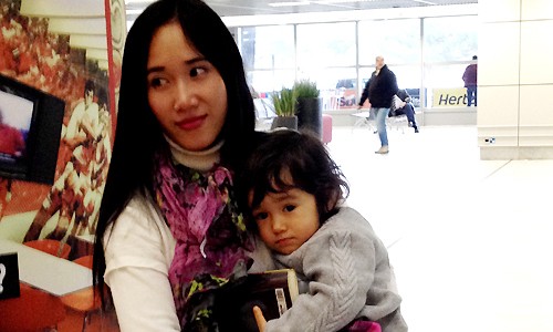 Người phụ nữ một mình sang Pháp kiện chồng hờ, đòi con Chị Huyền được gặp con gái sau 15 tháng xa cách vào hồi đầu năm, khi sang Pháp theo đuổi vụ kiện. Ảnh: NVCC