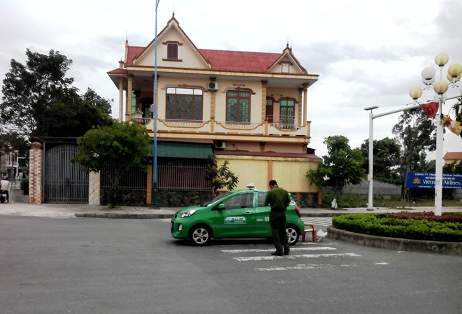 Tên trộm taxi vứt xe cách hiện trường 50 km Tên trộm vứt lại chiếc xe tại một tuyến đường ở TP Đồng Hới, cách hiện trường vụ trộm hơn 50 km. Ảnh: Văn Được