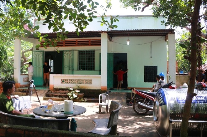 Đêm kinh hoàng của cặp vợ chồng đối mặt với 3 tên cướp Ngôi nhà ông bà Duyên