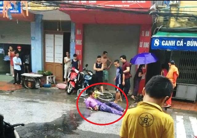 Khởi tố nam thanh niên dùng dao bầu đâm bạn gái giữa đường Đối tượng Nguyễn Tường Tri bị người dân và lực lượng Công an bắt giữ
