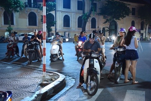 Công an Quảng Trị cấm cán bộ chơi Pokemon Go Công an Quảng Trị khuyến cáo người dân tuyệt đối không chơi trò chơi này khi đang tham gia giao thông. Ảnh: Ngọc Thành