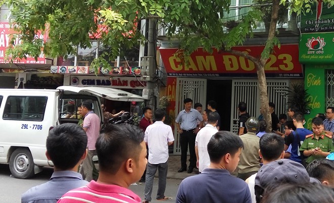 Làm rõ nguyên nhân nam sinh viên Bách Khoa bị giết tại nhà Khi vụ việc xảy ra, đại tá Nguyễn Duy Ngọc - Phó giám đốc, Thủ trưởng cơ quan cảnh sát điều tra Công an Hà Nội - đến hiện trường chỉ đạo lực lượng phá án. Ảnh: Hoàng Lam