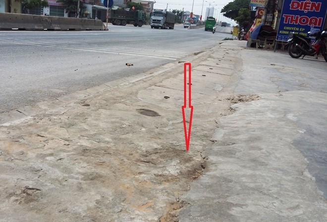 Dân rượt đuổi, vây đánh người đàn ông lạ mặt tử vong Nơi người dân đánh người đàn ông lạ mặt, vết máu còn lại hiện trường (mũi tên đỏ) mặc dù chủ nhà đã dùng nước lau. Ảnh: Phạm Hòa