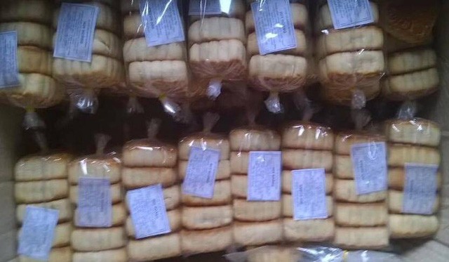 Bánh trung thu 4.000 đồng/cái: Mỗi ngày bán cả trăm cọc Bánh trung thu giá rẻ được quảng cáo là đặc sản núi rừng Tây Bắc, giá 4000- 5000 đồng/chiếc