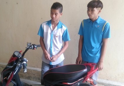 Nhóm cướp tuổi teen dùng dao nhọn cướp xe trong đêm Tiến và Đạt bị bắt cùng tang vật. Ảnh: Công an cung cấp