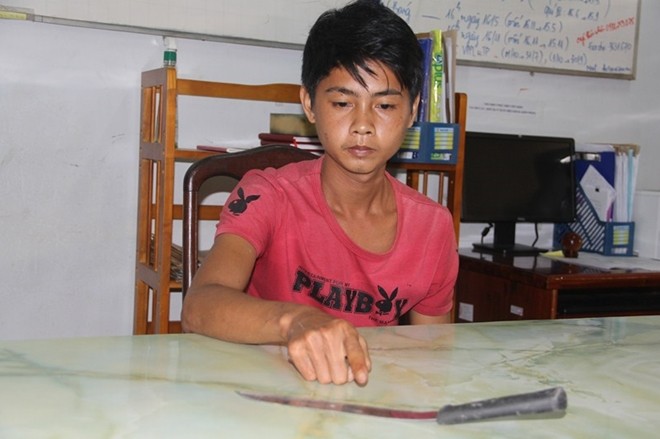 Lấy súng điện hù dọa rồi đâm chết bạn nhậu Kha cùng tang vật gây án