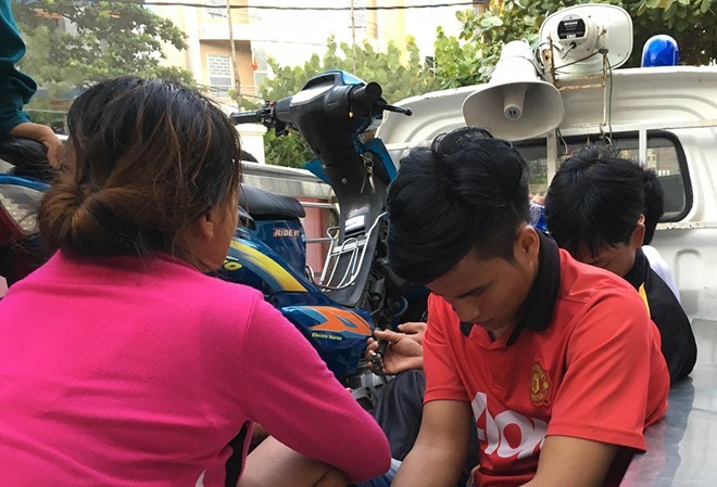 Nhóm ăn nhậu ở khu vực cấm vây đánh cán bộ Ba người được cho đã tấn công các cán bộ của đội trật tự ở Vũng Tàu. Ảnh: G.N.