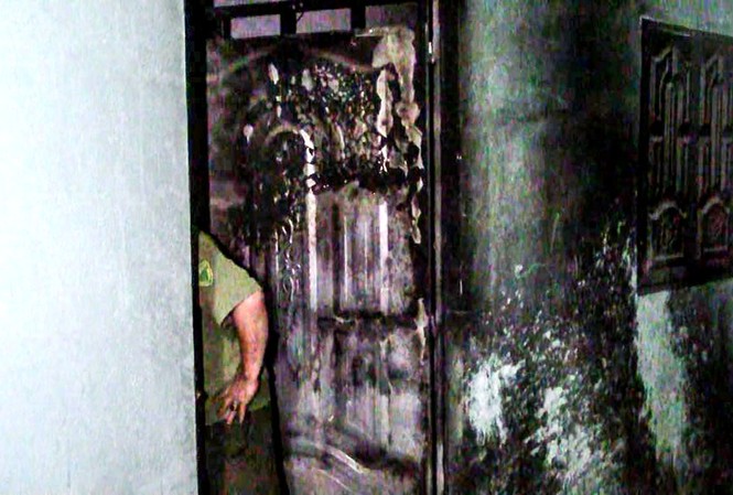 Bình Dương: Phòng trọ bị phóng hỏa, 3 người bỏng nặng Căn phòng trọ bị phóng hỏa khiến 3 người ngủ ở bên trong bị bỏng nặng