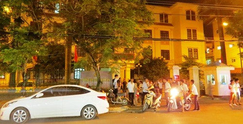 Công an đột kích vũ trường, hơn 100 khách bị tạm giữ Sau một ngày bị tạm giữ, nhiều thanh niên được công an quận Kiến An thả ra về. Ảnh: Giang Chinh