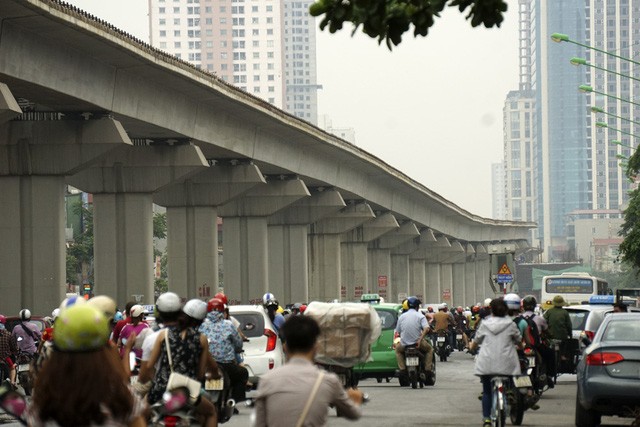 Hà Nội 10 năm nữa vẫn chưa thể cấm xe máy Giao thông Hà Nội đang áp lực khi chưa thể cấm phương tiện cá nhân và phương tiện công cộng chưa đáp ứng. Ảnh: Hữu Nghị