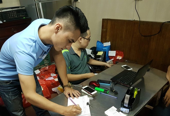 Hai chàng shipper thành ông chủ từ chiếc Dream cũ Anh Phan Tiến Đức (áo xanh) đã chuyển hẳn sang điều hành đội xe. Ảnh: Ngô Minh