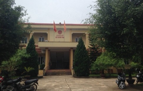 Chủ tịch xã bị dọa chặt chân, đốt nhà Sáng 10/9 tại UBND xã Xuân Thọ tiến hành mở thầu gói thầu số 3. Ảnh: Công lý