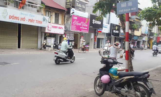 Người đàn ông bị chém gục gần trụ sở công an phường Nơi người đàn ông bị chém cách công an phường Cầu Dền hơn 50 m. Ảnh: Hoàng Lam