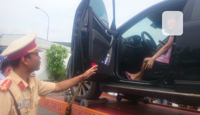 Nữ tài xế “cố thủ” trong ô tô bị phạt thêm tiền... cẩu xe Tài xế Hà cương quyết không chịu xuống xe làm việc với lực lượng chức năng