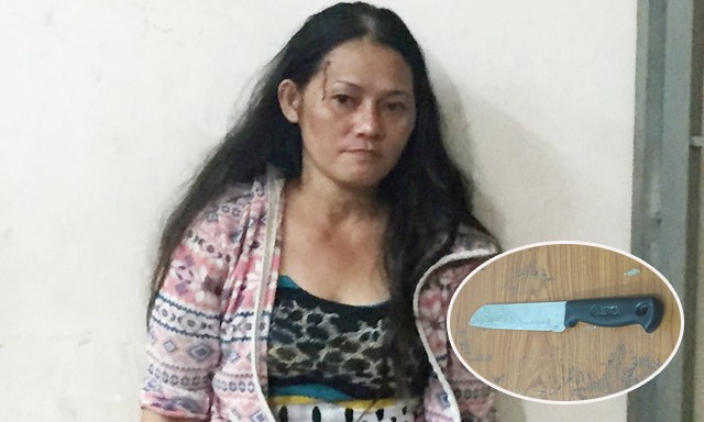 Con nghiện nhiễm HIV chém bị thương 4 bảo vệ dân phố Nguyễn Thị Thảo tại cơ quan công an và con dao gây án