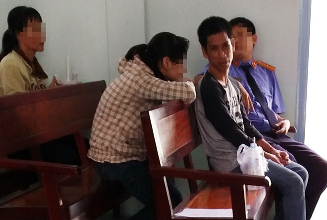 Tự tăng tuổi để Thiếu nữ quấn quýt bên Vinh trong giờ nghị án. Ảnh: Việt Tường