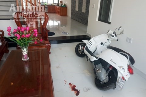 Bị cướp xông vào phòng ngủ khống chế, đòi cưỡng hiếp Hiện trường xô xát giữa chị Hoa và tên cướp
