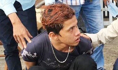 Nam nhân viên lừa lấy xe tay ga của ông chủ Nghi can Lê Hoàng Sang bị các "hiệp sĩ" bắt giữ. Ảnh: Thanh Hải