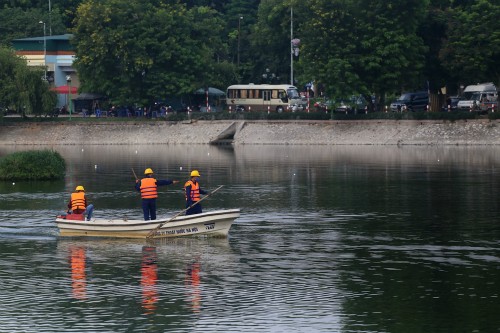 Hà Nội thử nghiệm chế phẩm đặc biệt Hồ Ba Mẫu sau nhiều ngày thử nghiệm chế phẩm đặc biệt, nước đã sạch và không còn mùi hôi thối. Ảnh: Bá Đô