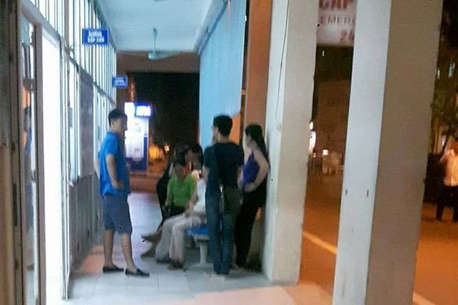 Thảm án giết người tình rồi tự sát trong khu đô thị Ciputra Người nhà nữ nạn nhân nhận tin dữ sau khi cô gái được đưa vào viện. Ảnh: N.V.