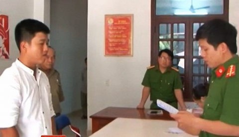 Tóm gọn nhóm đối tượng chém đứt cổ nam thanh niên Các đối tượng Nguyễn Anh Tuấn và Đào Bá Thành bị cơ quan công an bắt tạm giữ