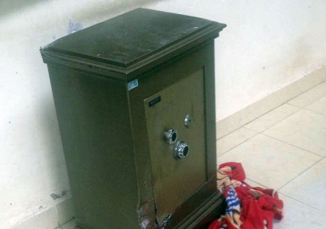 Bị truy đuổi, 2 thanh niên vứt két sắt giữa đường chạy trốn Chiếc két sắt bị các đối tượng vứt lại giữa đường