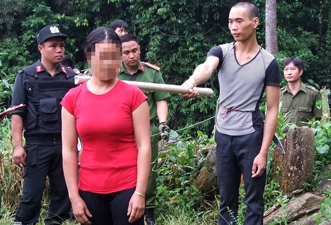 Sát thủ gây thảm án ở Lào Cai thực nghiệm lại tội ác Để hoàn tất hồ sơ điều tra, Công an tỉnh Lào Cai vừa dẫn Tẩn Láo Lở (nghi can gây thảm án sát hại 4 người trong một gia đình) tới hiện trường để thực nghiệm lại sự việc. Tẩn Láo Lở khai, do trước đó có mâu thuẫn với chị Tẩn Tả Mẩy nên ngày 9/8 đã lẻn vào