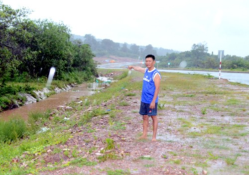 Đại úy công an bị cách chức vì chiếm đoạt 8 tỷ đồng Lô đất được cho là bị đại úy công an làm giả 2 hợp đồng sang nhượng để nhận tiền bồi thường. Ảnh: Phúc Hưng