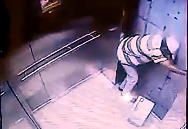 Công an thông tin về vụ người đàn ông tử vong khi cố cạy cửa thang máy Hình ảnh từ camera an ninh cho thấy ông Tr. đã cố gắng cạy cửa thang máy. Ảnh cắt từ clip
