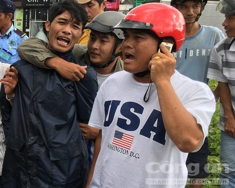 Bị đuổi gắt, "Đạo chích" (áo đen) liên tục la hét, vùng vẫy khi bị "hiệp sĩ" bắt giữ