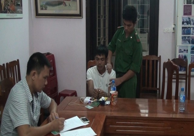 Vận chuyển gần 800 viên ma túy giấu trong vỏ hộp sữa qua biên giới Lực lượng Phòng chống ma túy lấy lời khai đối tượng