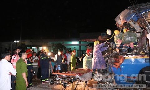 Tài xế vụ tai nạn đường sắt thảm khốc lãnh 7 năm tù Chiếc đầu máy tàu hỏa nát bét