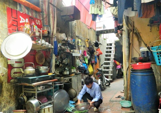Cuộc sống chật chội giữa lòng phố cổ Hà thành: Lay lắt đến bao giờ! Khu sinh hoạt chung của các gia đình trong ngõ 4 Hàng Gà