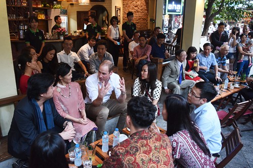 Hoàng tử Anh William ngồi vỉa hè uống cà phê phố cổ Hà Nội Quang cảnh tại quán cà phê nơi Hoàng tử William ghé thăm. Ảnh: Giang Huy