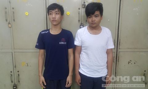 Một ghế nhựa hạ gục hai tên cướp giữa trung tâm Sài Gòn Hai tên cướp tại cơ quan công an - Ảnh: Tuấn Thành