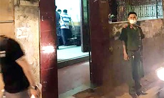 Hà Nội: Nam thanh niên tử vong bên cạnh vật nghi là Lực lượng Công an khám nghiệm hiện trường vụ việc