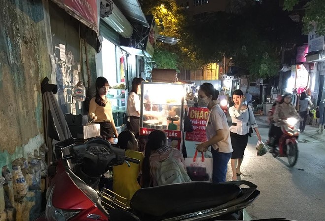 Bán khoai lang lắc vỉa hè thu 120 triệu mỗi tháng Xe khoai lắc xuất hiện khắp các con phố đến các khu chợ dân sinh