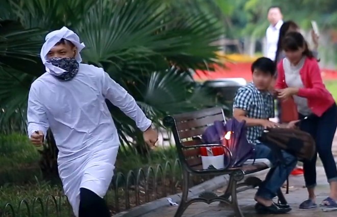Cảnh sát xác minh clip Hai bạn trẻ ngồi ghế giật mình vì bị "đốt bom". Ảnh cắt từ clip