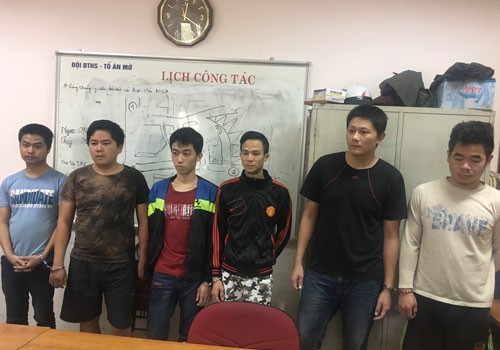 Tài xế taxi gọi bạn đánh chết khách vì không trả đủ tiền Các bị can tại cơ quan công an