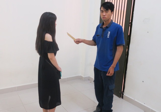 Thiếu nữ đoạt dao kẻ cướp trong cao ốc Sài Gòn Công an cho Thắng thực hiện lại hành vi của mình