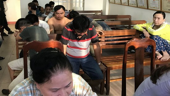 Canh bạc Các đối tượng đánh bạc bị đưa về cơ quan Công an