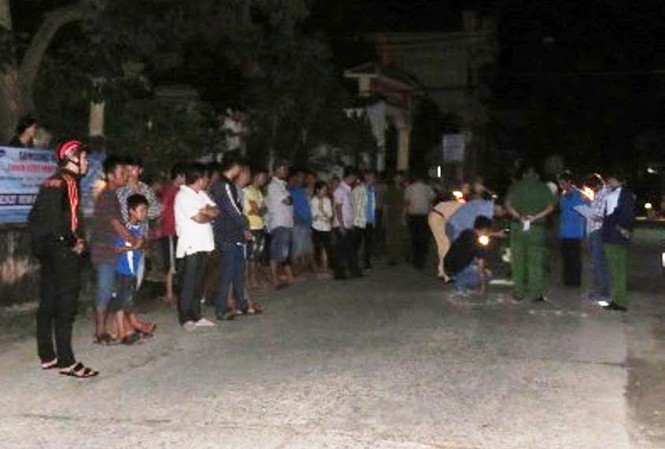 Anh trai cãi nhau với bố, bị em đâm chết Công an tiến hành khám nghiệm hiện trường vụ án mạng.