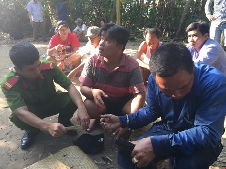 Công an Tiền Giang nổ súng bắt Các nghi can bị công an bắt giữ