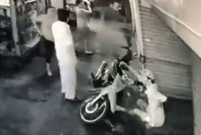 Thanh niên bị đâm nhiều nhát sau va chạm xe máy ở Sài Gòn Thanh niên bịt lại vết thương đang ra máu. Ảnh: Cắt từ clip