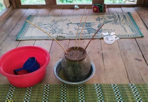 Nhát dao vô tình của cô vợ đoạt mạng chồng Vò rượu cần mà anh Thành thiết đãi đám bạn rồi dẫn tới mâu thuẫn gia đình. Ảnh: H.B