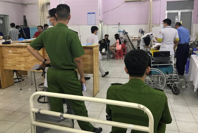 Truy bắt tội phạm, người chạy xe ôm bị đâm trọng thương Anh Đức đang được các nhân viên y tế bệnh viện quận Thủ Đức tích cực cứu chữa