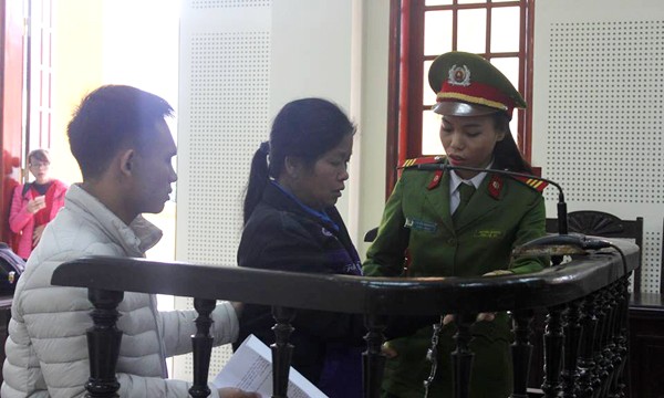 Bị kích động, vợ dùng chày đoạt mạng chồng Bị cáo Moong Mẹ Phia tại phiên tòa